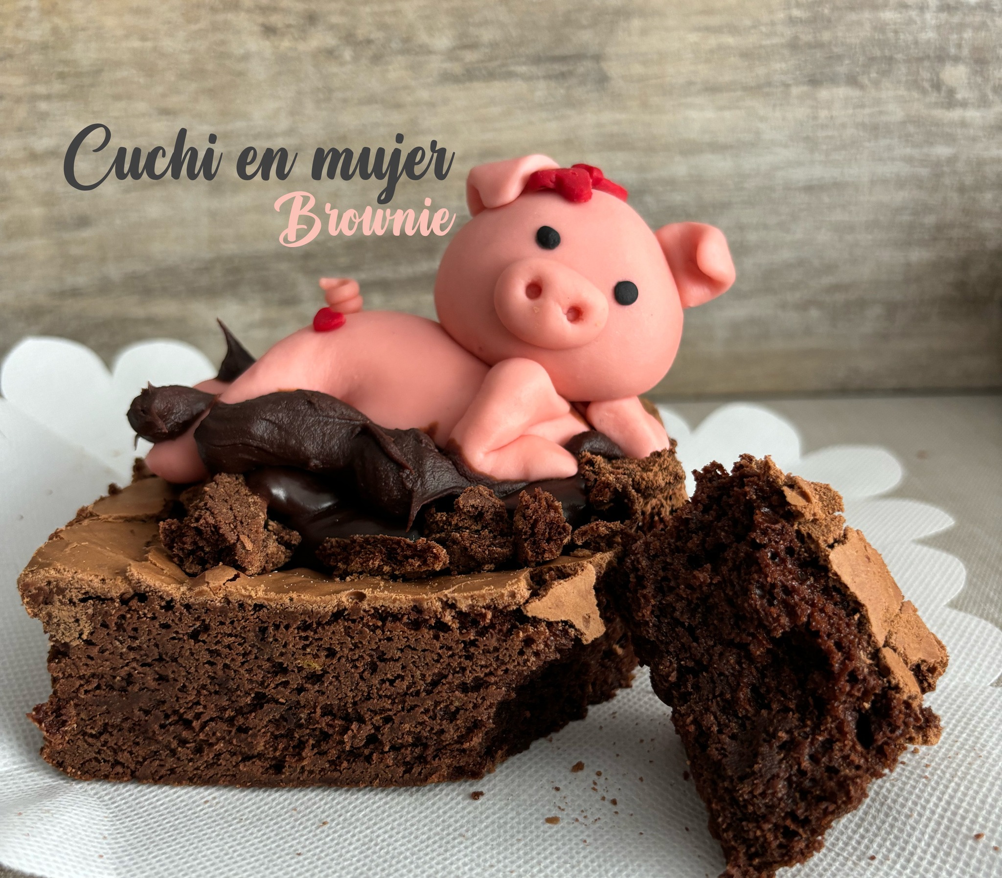 Cuchi  Mujer sobre brownie con fresas con chocolate de cuchiBrownie cuadrado con ganache de chocolat